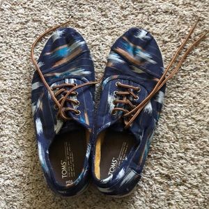 Multi color toms with laces